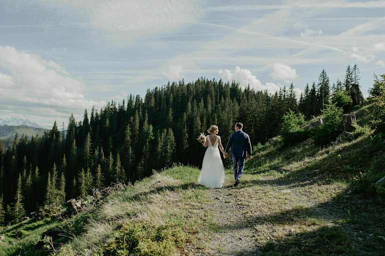 Liebe im Gebirge: Brautpaar am Berg
