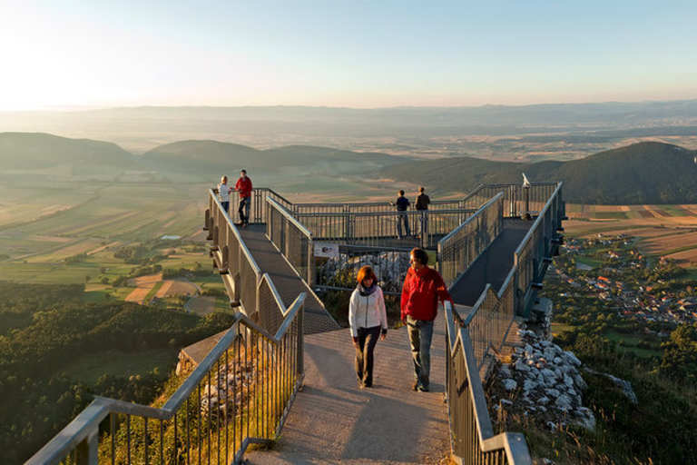 Der Skywalk auf der Hohen Wand (1.132 m) bietet einen atemberaubenden Ausblick über die Region Bucklige Welt