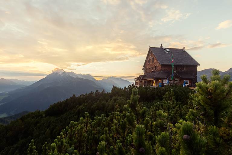 Peter-Wiechenthaler-Hütte: Eine Insel im Gebirge