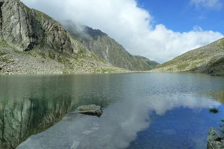 Kraftplatz Hunstalsee in den Stubaier Alpen in Tirol.