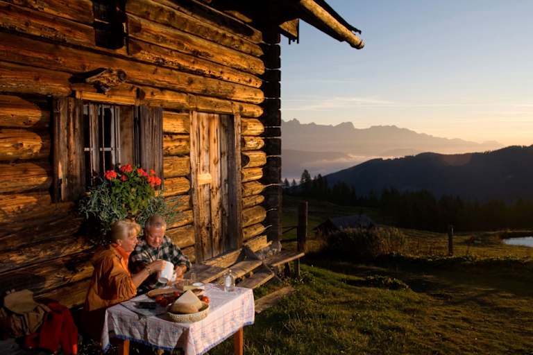 Brotzeit vor der Hütte