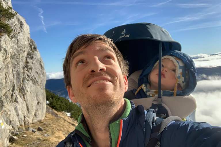 Julian Paschinger mit Sohn Tobias in der Kraxe