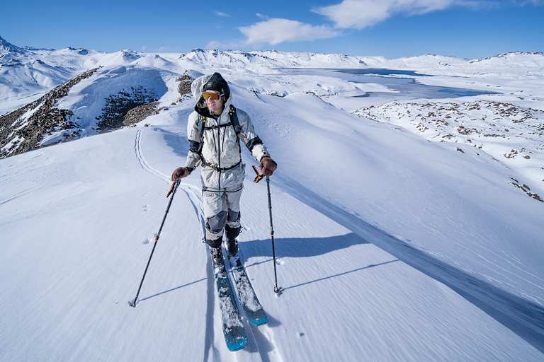 Freerider Tao Kreibich auf Skitour mit HEAD KORE Ski und TYROLIA ATTACK HYBRID Bindung in verschneiter Berglandschaft