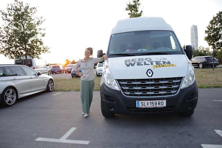 Gut angekommen: Laura und Vanda im Sonnenuntergang am Strand von Malmö (SWE)
