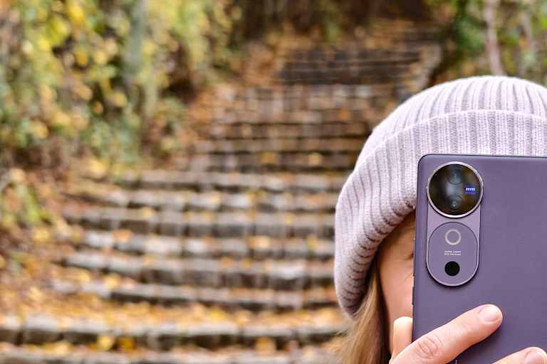 Das vivo V40 im Einsatz im herbstlichen Wien.
