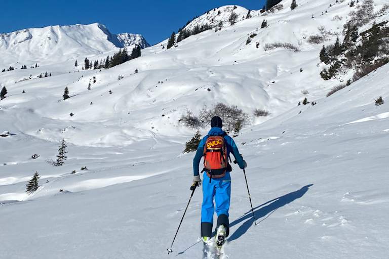 Bergführer Franky Drechsel beim Skitourenaufstieg Richtung Schwarzwassertal 