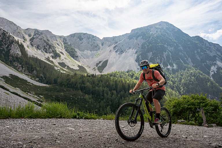 Der Profi-Snowboarder Alex Payer hat einige Tipps für die perfekte Herbstradtour: Wie beispielsweise den perfekten Snack für Unterwegs – die LOIDL Salamispezialitäten.