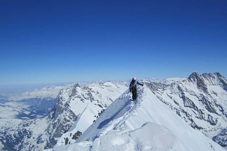 Simon Messner beim Bergsteigen am Gipfelgrat des Eiger