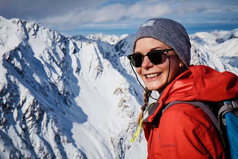Bergwelten-Redakteurin Ina am Gipfel der Lampsenspitze in Tirol