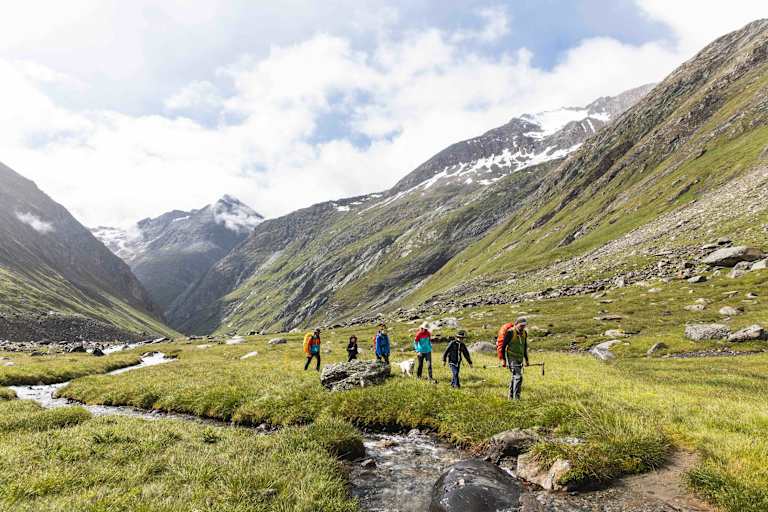 Mitten im Nationalpark Hohe Tauern wandert man entlang der hier noch jungen Isel bis zu ihrem Ursprung auf über 2.500 m.