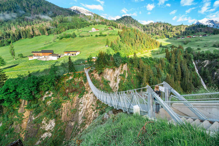 Hoch hinaus geht es über die Hängebrücke über die Isel.