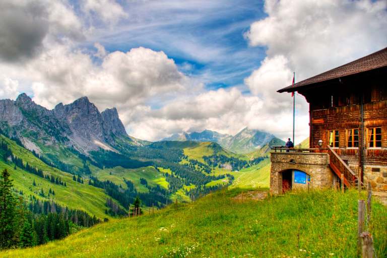 Das Soldatenhaus in den Freiburger Alpen am Fuße der Gastlosenkette