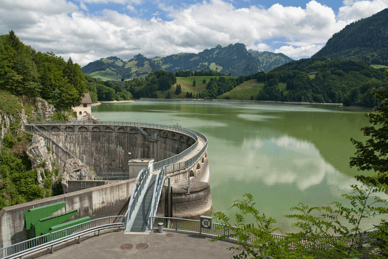 Blick über den Lac de Montsalvens während der Wanderung durch die Jaumbachschlucht