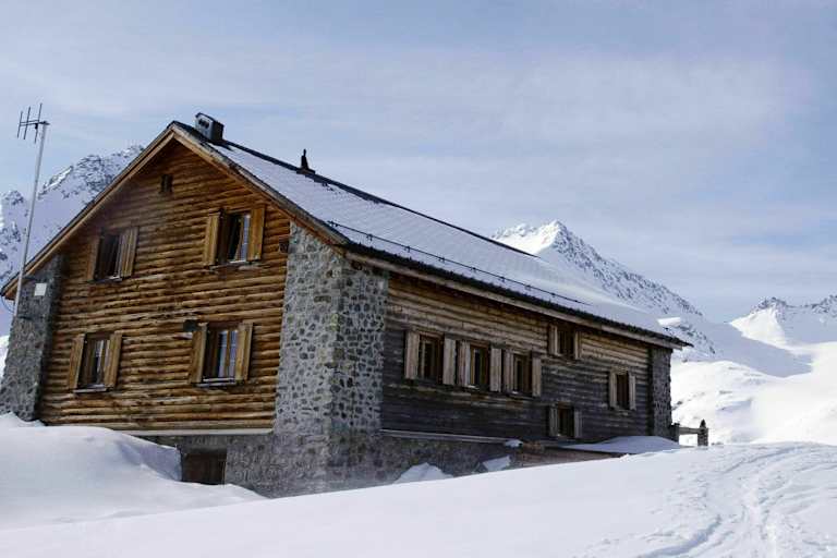 Die Jenatschhütte (2.652 m) in den Albula-Alpen in Graubünden