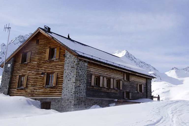 Die Jenatschhütte (2.652 m) in den Albula-Alpen in Graubünden