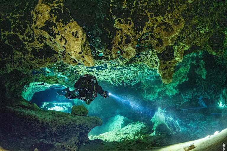 Jill Heinerth beim Höhlentauchen in kristallklarem Wasser.
