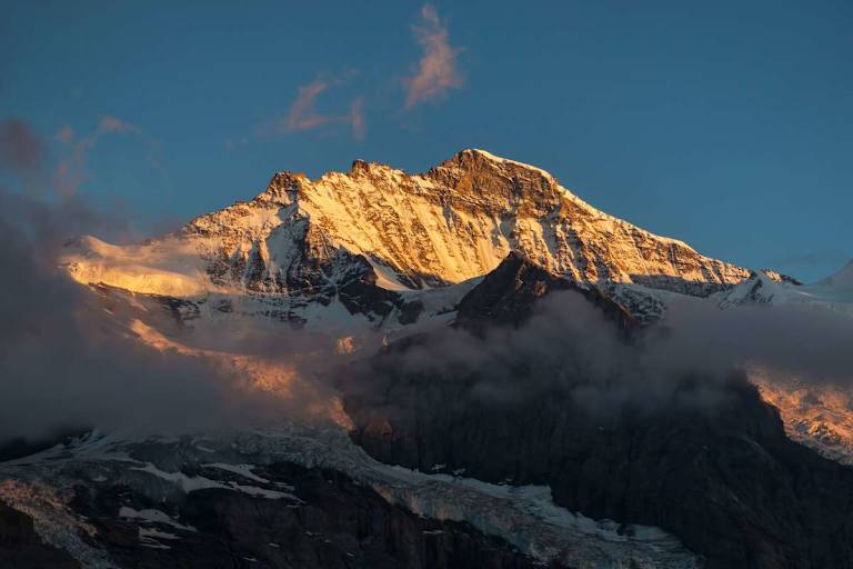 Der Gipfel der Jungfrau (4.158 m) in den Berner Alpen im sanften Morgenlicht
