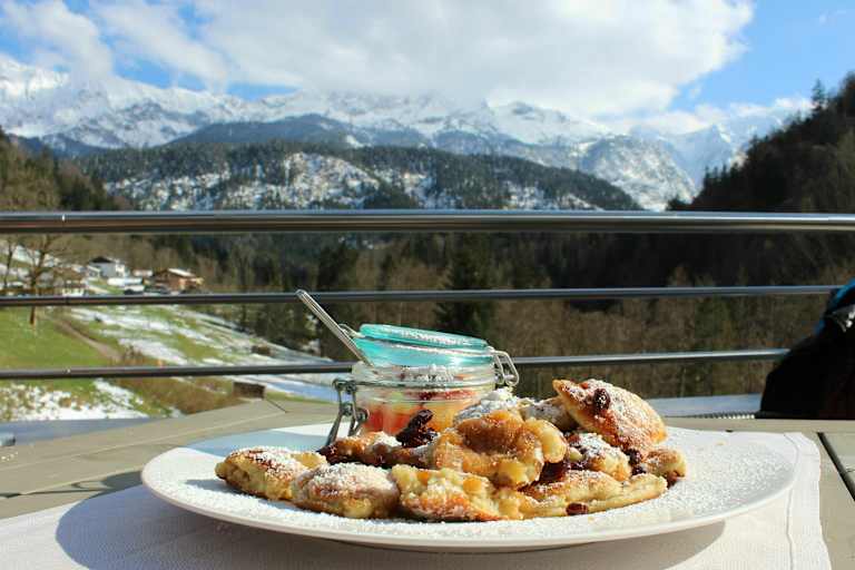 Graseck: Kaiserschmarrn vor Wettersteingebirge