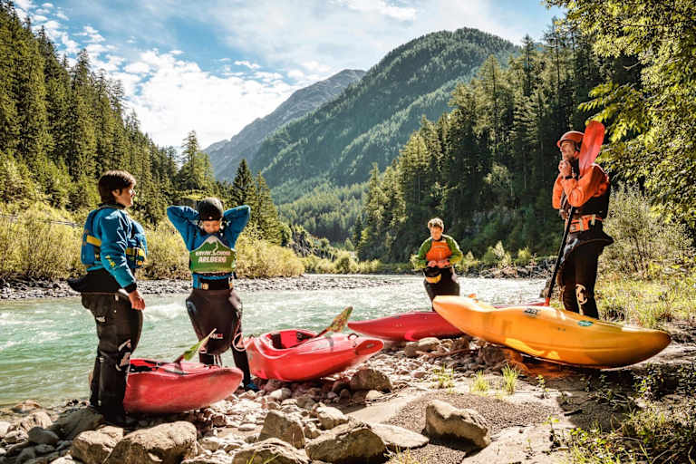 Kajakfahrer am Ufer der Lech