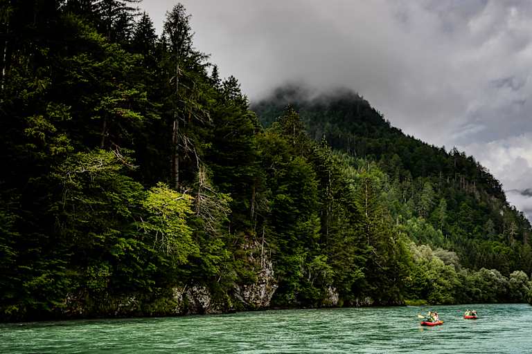 Die Drau, im Hintergrund ein Berg.