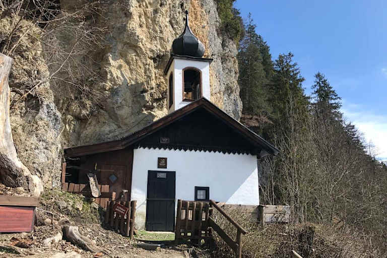 Die Einsiedelei St. Georg klebt am Felsen fest