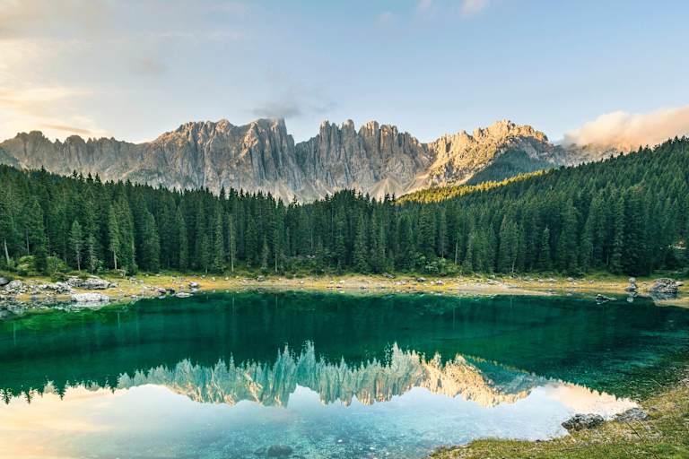 Karersee in den Dolomiten in Südtirol