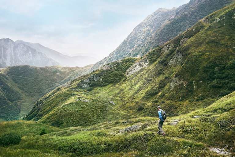 Malerische alpine Landschaften begleiten die Wanderer beim Höhenweg