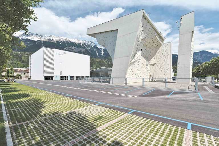 Das Kletterzentrum Innsbruck ist schon von außen riesig.