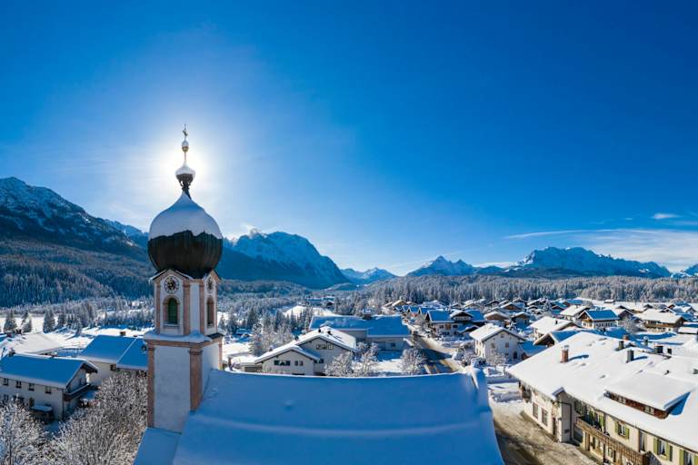 Blick über Krün mit der St. Sebastian-Kirche im Vordergrund