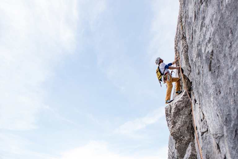 Jürgen Reinmüller hängt hoch oben in der Steilwand.