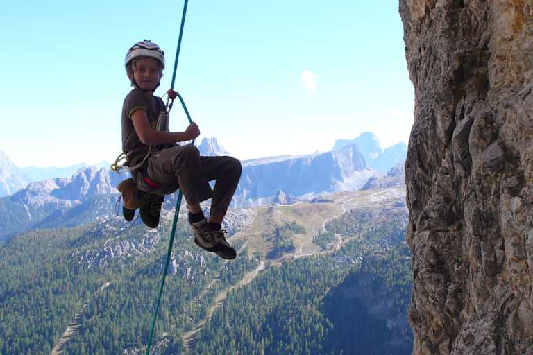 Kind beim Klettern am Fels