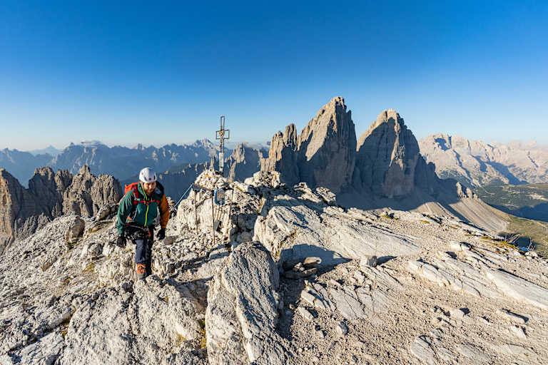 Bergsteiger am Gipfel des Paternkofels