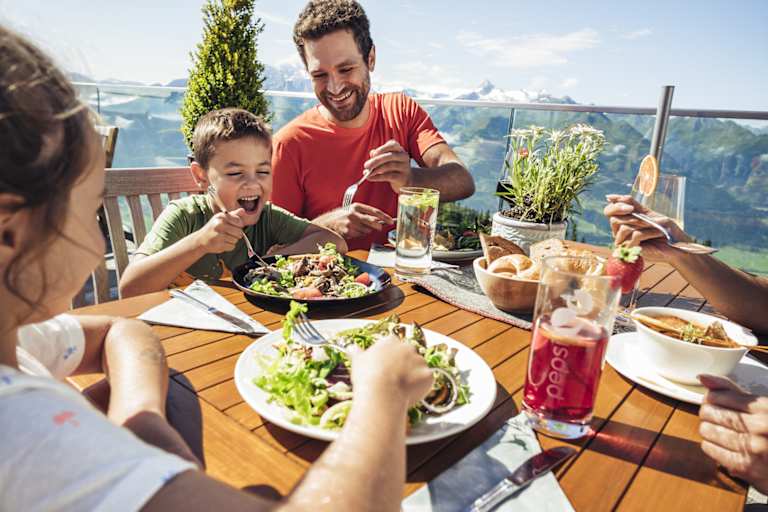 Auf der Schmittenhöhe laden zahlreiche Almen und Bergrestaurants zur Einkehr ein.