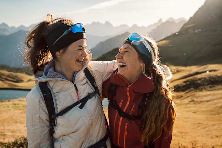 wandern im kleinwalsertal, zwei frauen lachen in den bergen