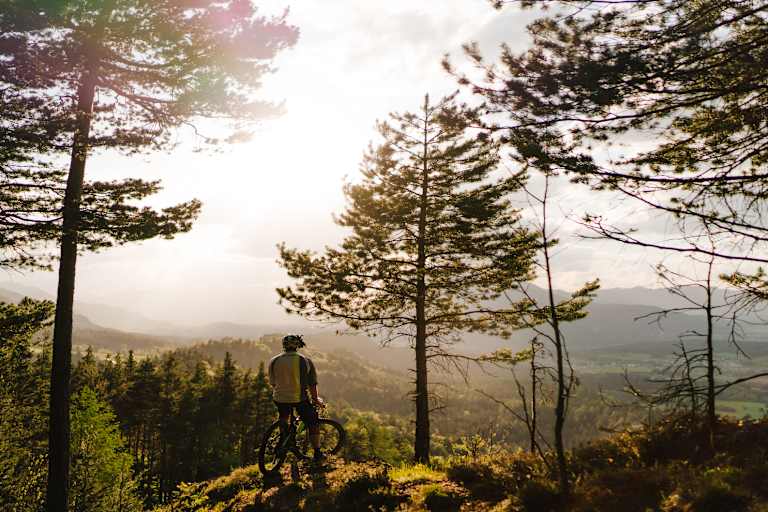 Ein Mountainbiker genießt die Aussicht