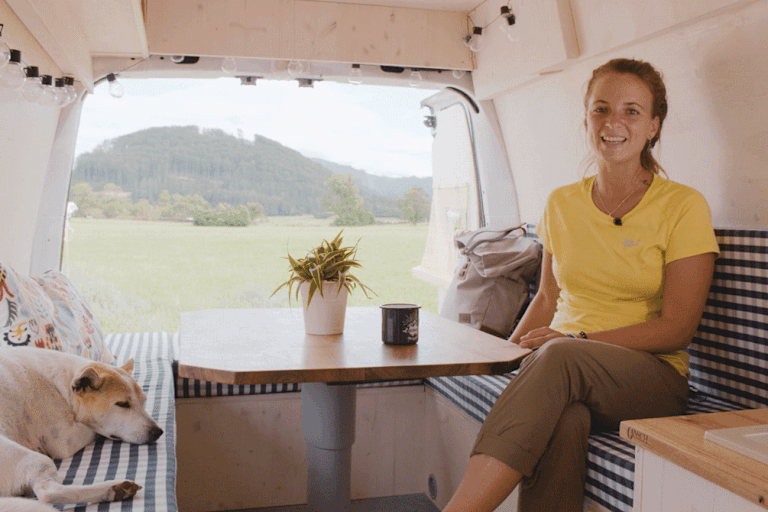 Laura und ihr Hund Venus im Camperbus Vanda