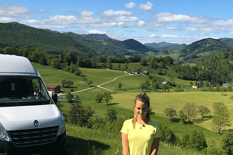 Laura Horvat und Vanda der Bergwelten-Bus