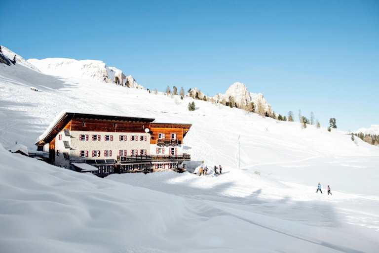 Die Hütte eingebettet in die Schneelandschaft