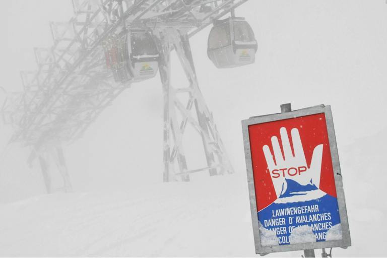 Die Lawinensituation in den Alpen spitzt sich weiter zu. Skigebiete, Straßen und gesamte Täler sind gesperrt.