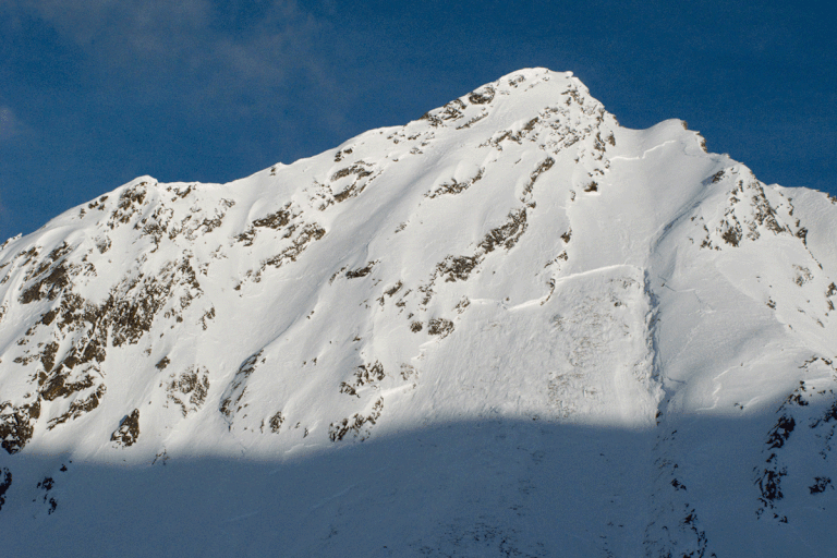 Große Schneebrettlawinen wie hier, am Gamskogel (2.659 m) in den Stubaier Alpen vergangenen Jahres, sind aktuell nicht auszuschließen