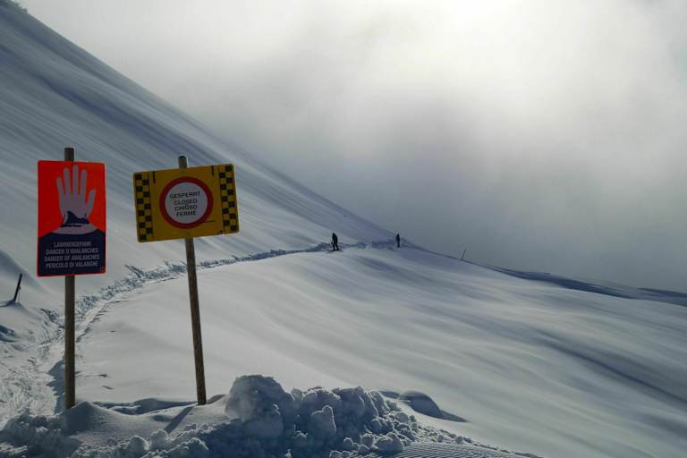 Schilder warnen vor Lawinengefahr im freien Gelände