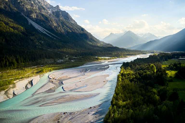 Der Lech mit seinen weiten Schotterbänken