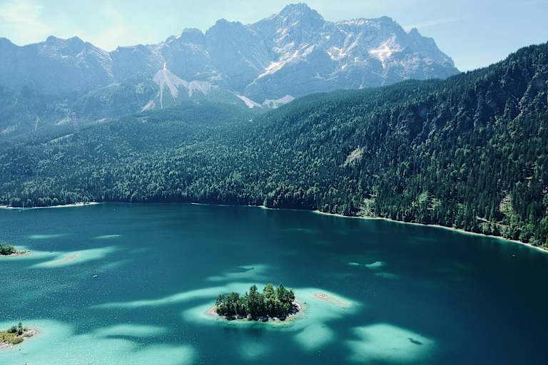 Der unverkennbare Eibsee unterhalb der Zugspitze