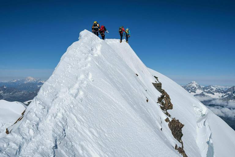 Überschreitung: Bergsteiger am Grat des Liskamms im Walliser Grenzkamm