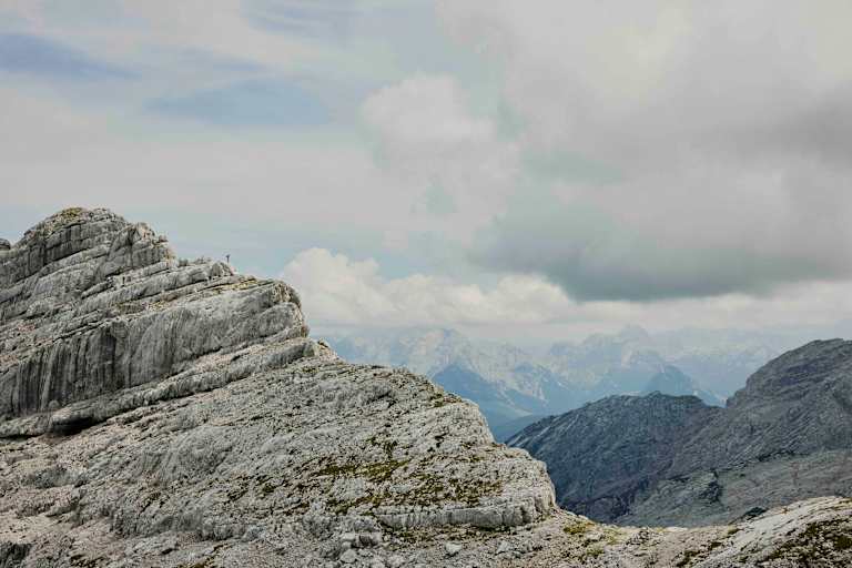 Imposante Felsformationen der Loferer Steinberger - im Hintergrund die Berchtesgadener Alpen.