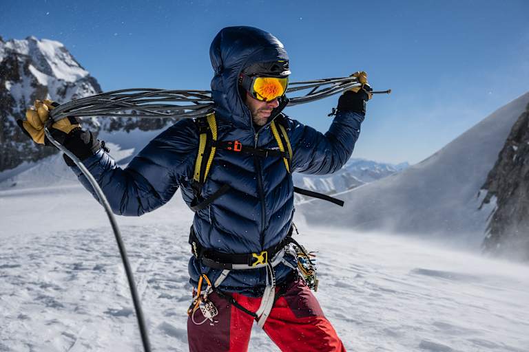 Mann am Berg mit LA sportiva Jacke beim Klettern im Schnee
