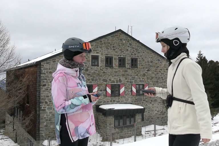 Zwei Schülerinnen üben den LVS-Check