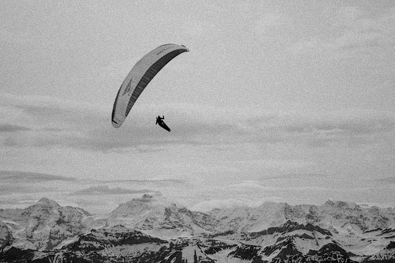 „The Eagle“ Chrigel Maurer bei seiner Leidenschaft, dem Paragleiten.