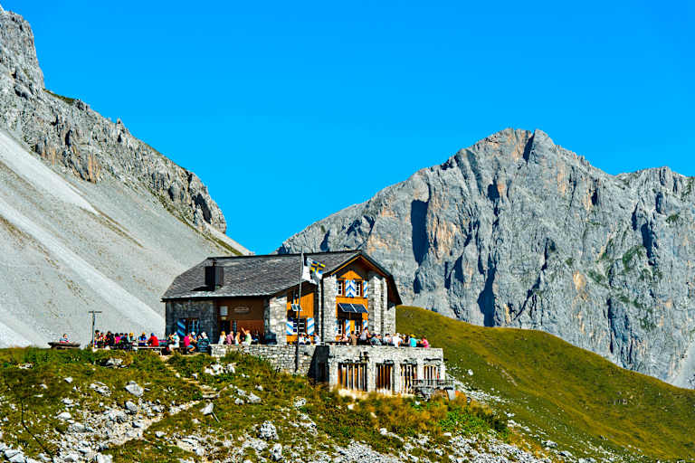 Die Carschinahütte (2.236 m) im Rätikon