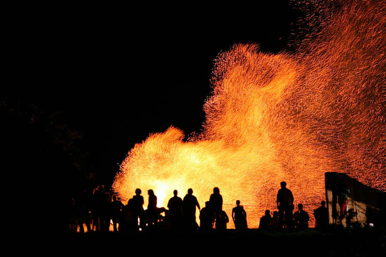 Osterfeuer im Alpenraum
